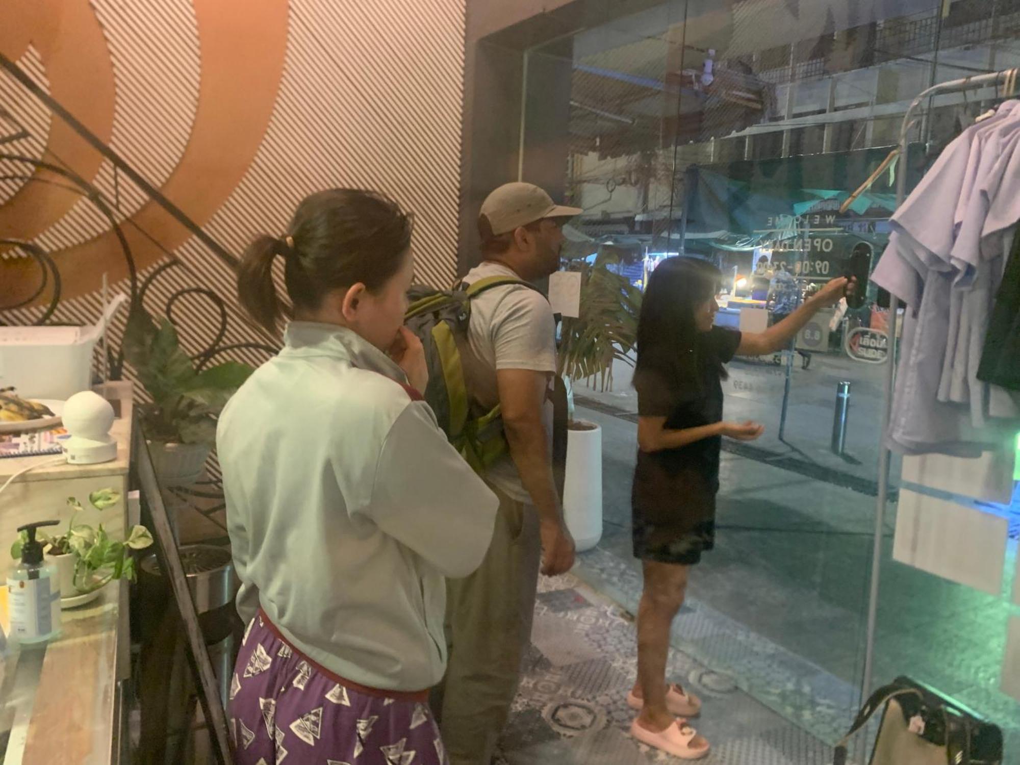 Susu Khaosan Hostel Bangkok Bagian luar foto