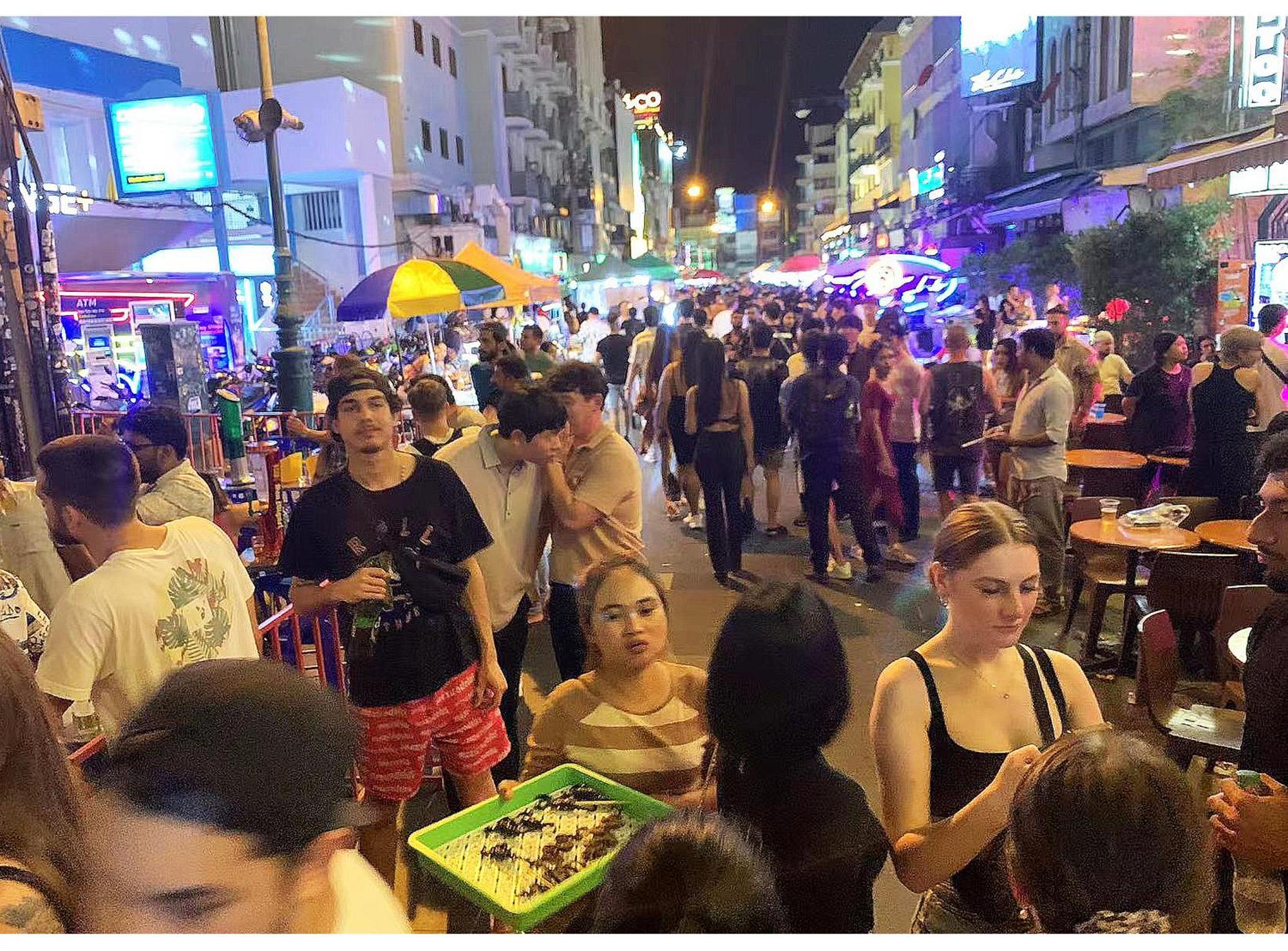 Susu Khaosan Hostel Bangkok Bagian luar foto